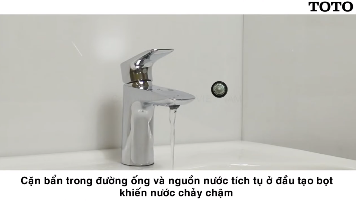 Vệ sinh đầu tạo bọt vòi lavabo TOTO - nguyên nhân nước chảy yếu