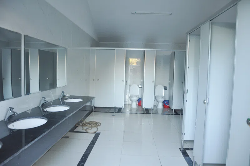 Nhà vệ sinh công cộng với số lượng phòng khá lớn