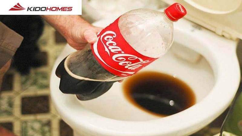 Khắc phục bồn cầu TOTO rút nước chậm bằng coca cola