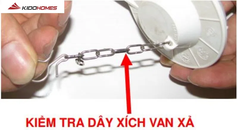 Khắc phục bồn cầu TOTO xả nước yếu - kiểm tra dây xích van xả