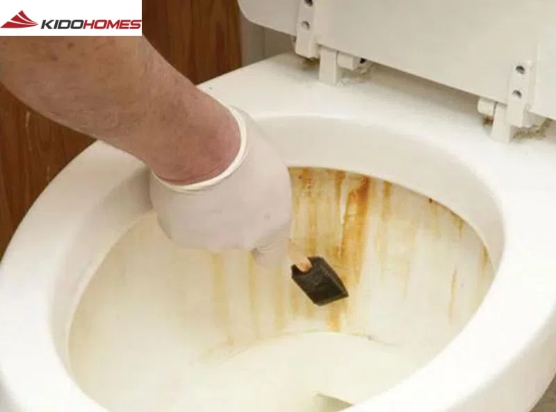 Có nhiều nguyên nhân khiến bồn cầu bị ố vàng