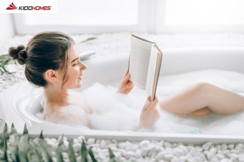 Phòng tắm thư giãn như spa với âm nhạc, nến, âm thanh của nước