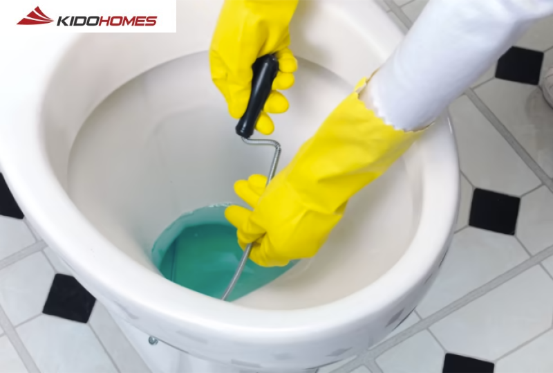Sử dụng lò xo hoặc móc quần áo để loại bỏ giấy vệ sinh gây tắc nghẽn trong ống, sau đó sử dụng nước nóng để hoàn toàn loại bỏ nguyên nhân gây tắc nghẽn bồn cầu TOTO