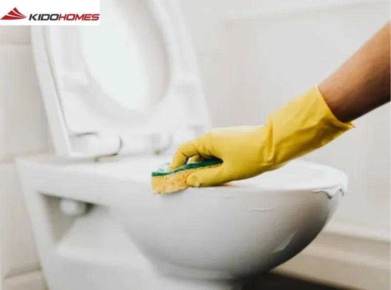 Vệ sinh bồn cầu TOTO định kỳ